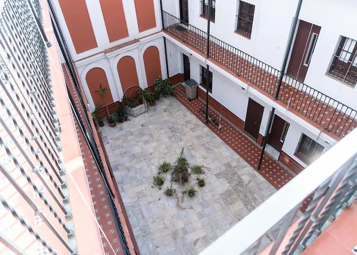 Muy Céntrico Apto. En típico Patio Sevillano